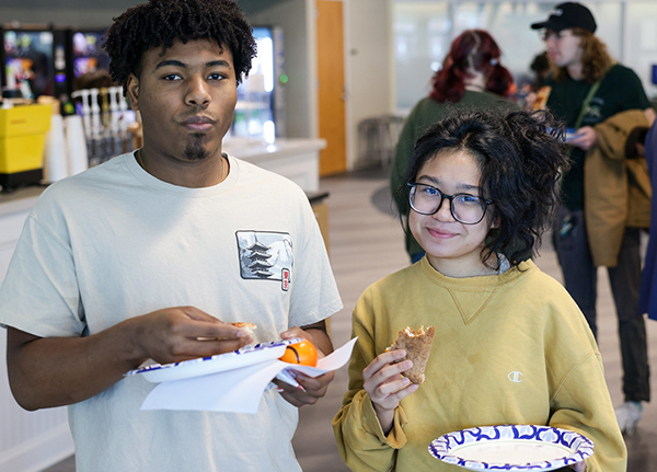 Two young people eating pizza
